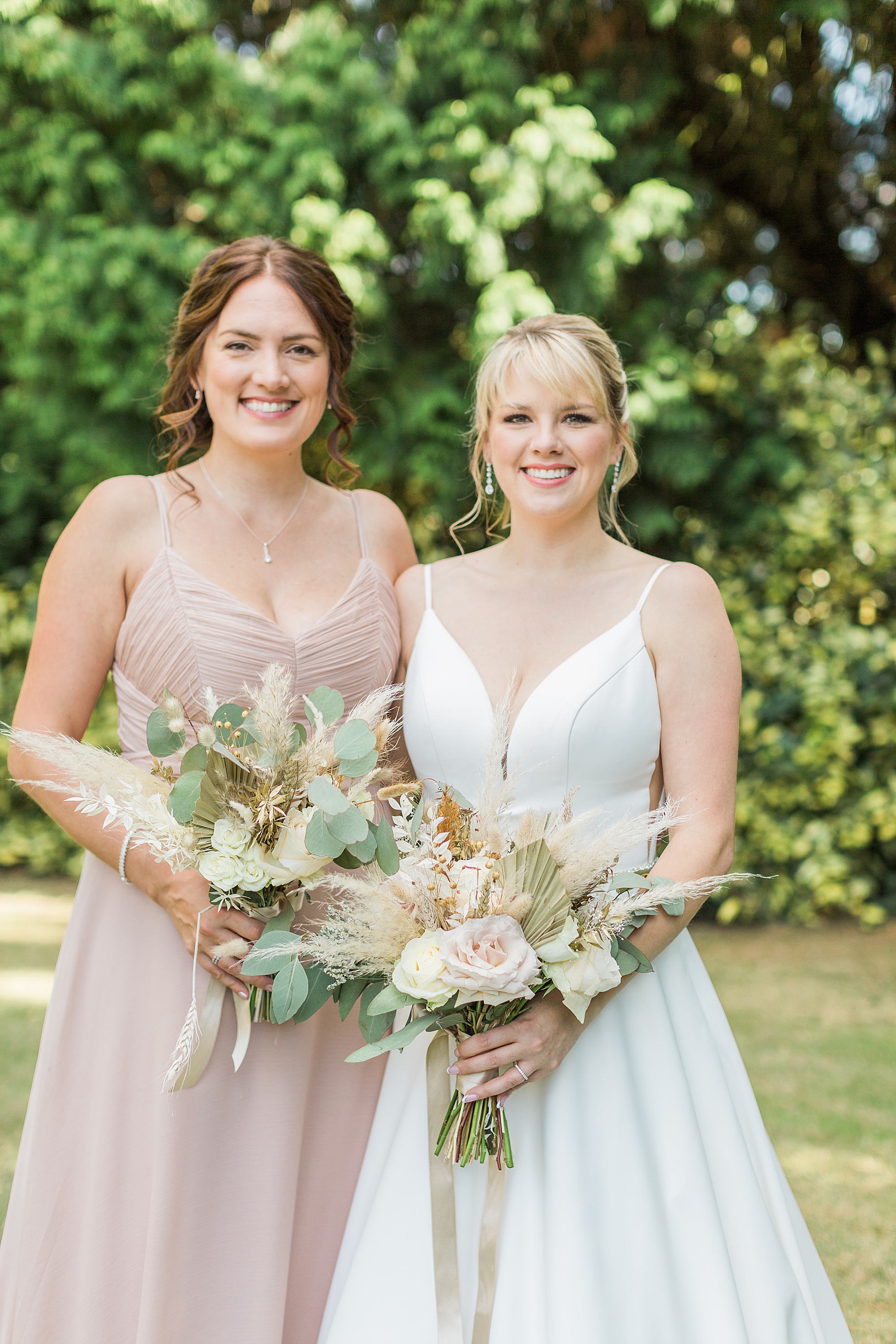 photo of a bride and bridesmaid holding their bouquets at graton manor 